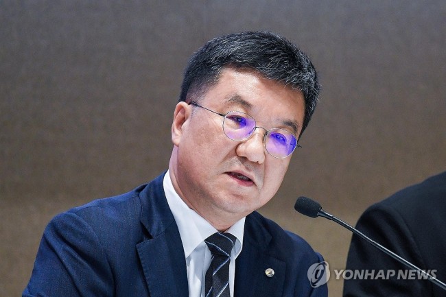 취재진 질문에 답하는 김웅 부총재보