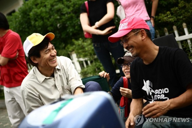 2006년 개봉한 영화 '라디오스타' 촬영장에서 이준익 감독과 대화하고 있는 안성기(왼쪽)